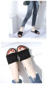Vue détaillée des mules plates noires pour femmes avec bordures à volants élégantes