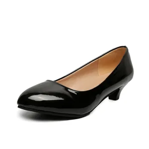 Vue détaillée latérale d'escarpins classiques chic en cuir verni noir pour femmes