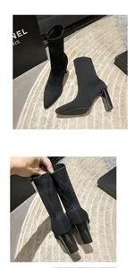 Vista detallada de botines de punto negro con tacones de bloque galvanizados para mujer