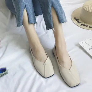 Vista dettagliata di scarpe basse beige a punta quadrata per donna con cuciture frontali