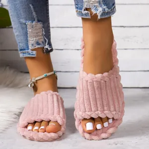 Chaussons roses en velours côtelé à bout ouvert avec texture pelucheuse pour la maison.
