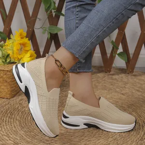Vista detallada de zapatillas de malla flyknit beige transpirables para mujer sin cordones
