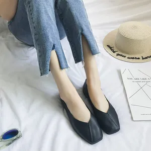 Vista dettagliata delle ballerine nere da donna a punta quadrata con jeans casuali