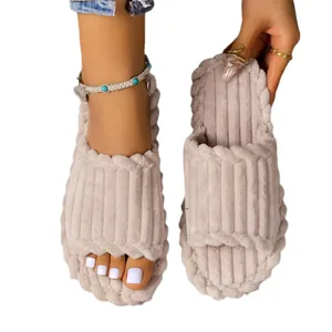 Chaussons d'intérieur en velours côtelé beige pour femmes avec texture côtelée douce