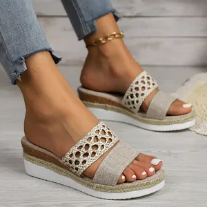 Stilvolle Keilsandaletten für Damen mit gewebten Riemen und Plateausohle für den Sommer.