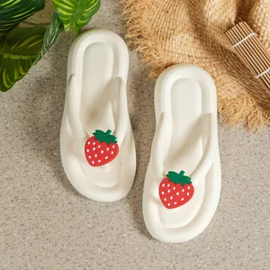 Detailansicht der weißen Sommer-Flip-Flops mit Erdbeer-Anhängern auf weichen EVA-Sohlen