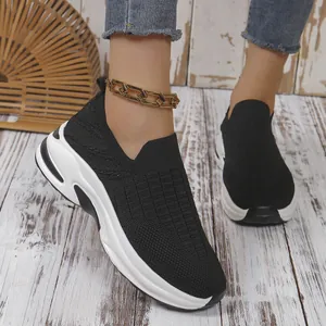 Zapatillas deportivas transpirables de malla negra para mujer con suela blanca gruesa