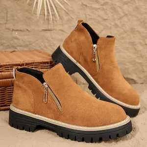 Vue détaillée de bottines en daim marron avec zips latéraux et semelles à crampons