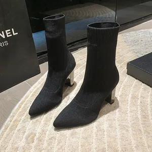 Elegantes botines de calcetín de punto negro con tacones de bloque plateados para mujer