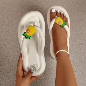 Detailaufnahme von weißen EVA-Zehentrennern mit süßem gelbem Ananas-Dekor für Sommer