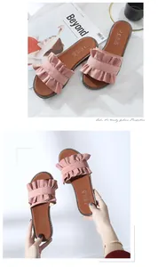 Vue détaillée des sandales plates en daim rose à volants pour les femmes à la mode cet été.