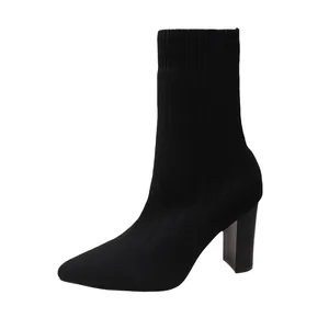 Elegantes botines de calcetín de punto negro con tacón de bloque y punta fina.