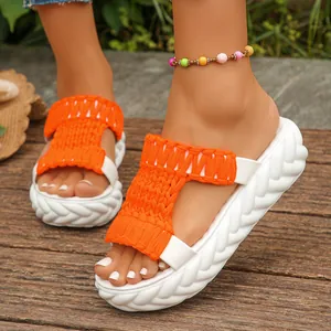 Détail de sandales à plateforme en tricot orange avec une semelle blanche tressée épaisse