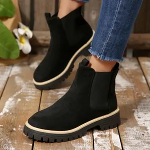 Stivaletti Chelsea da donna in camoscio nero con suola platform e punta arrotondata