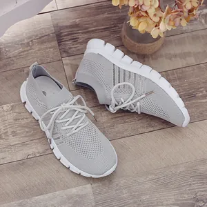 Detailansicht der leichten grauen Fly-Knit-Sneaker mit atmungsaktivem Mesh-Design