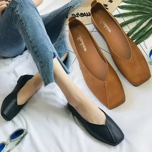 Scarpe piatte da donna a punta quadrata in nero e marrone con dimostrazione al piede