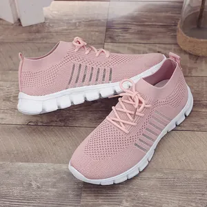 Rosa atmungsaktive Fly-Knit-Sneaker für Damen mit leichten weißen Sohlen und Schnürung