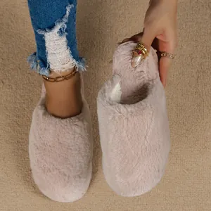 Gros plan de chaussons en fourrure rose montrant la texture douce