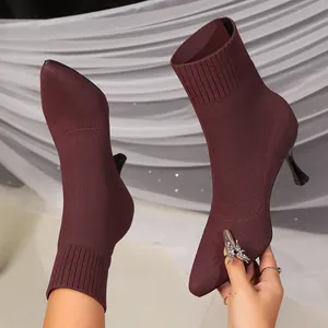 Detailansicht der kastanienbraunen Strick-Stiefeletten mit spitzer Zehenpartie