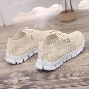 Detailansicht der atmungsaktiven beigen Fly-Knit Mesh Damen Freizeitschuhe mit flachen Sohlen