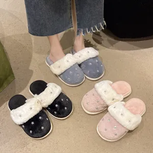 Pantofole di peluche da donna calde con decorazioni a stella in vari colori.