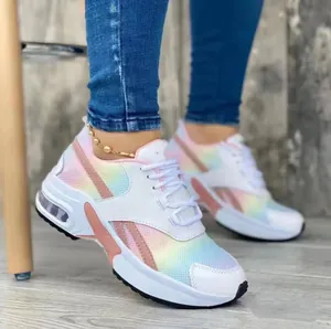 Gedetailleerd zicht op de regenboog mesh damessneakers met luchtkussen en roze