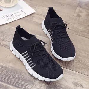 Detailansicht der schwarzen atmungsaktiven Flyknit-Sneaker für Damen mit weißer flacher Sohle