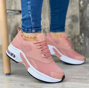 Stijlvolle roze chunky sneakers met ademend mesh design en luchtkussen zool, zijaanzicht detail