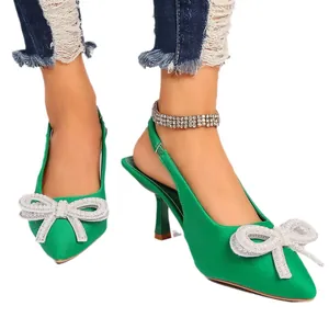 Elegante smaragdgrüne Slingback-Pumps mit spitzer Zehenpartie und funkelnder Strass-Schleife