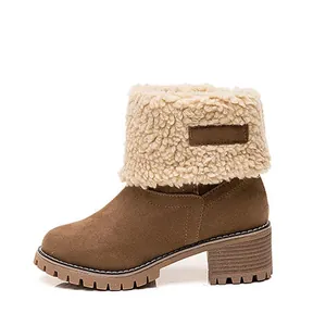 Vista lateral de botines marrones con cuello de forro polar cálido y tacón ancho