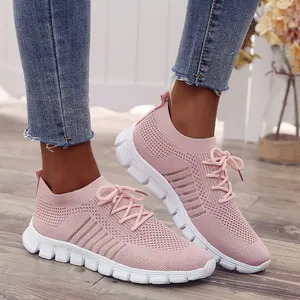 On-foot-Look von rosa atmungsaktiven Fly-Woven-Schnürsneakern für Damen