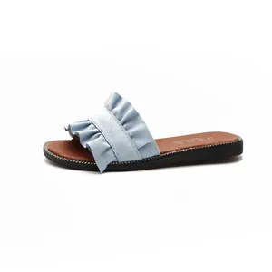 Sandales plates d'été bleu clair pour femmes avec volants et semelle intérieure brune