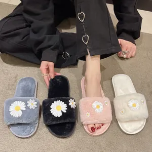 Stijlvolle pluizige pantoffels met madeliefjes borduursel in vier verschillende kleuren