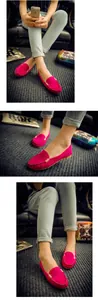 Vista detallada de mocasines de gamuza rosa para mujer con hebilla dorada y diseño cómodo