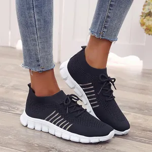 Detailansicht der schwarzen, atmungsaktiven Fly-Knit-Damen-Sneaker mit weißer Sohle.