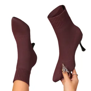 Elegante burgunderrote Strick-Stiefeletten mit spitzer Kappe und schmalem Absatz
