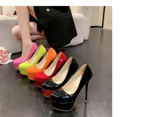 Detaillierte Ansicht der 16 cm Plateau-Stiletto-Pumps in verschiedenen glänzenden Farben