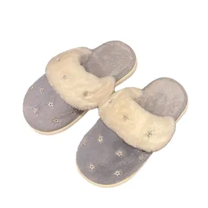 Pantofole in peluche grigio e bianco da donna con dettagli di stelle argentate