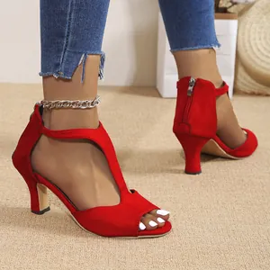 Sandales à talons aiguilles rouges en suédine avec fermeture éclair et chaîne de cheville.
