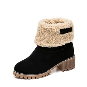 Vista detallada de botines de gamuza negra con forro de lana sherpa beige cálido y tacón bajo