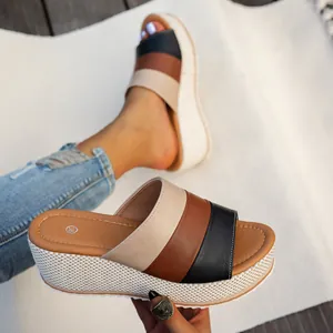 Primer plano de sandalias con cuña de plataforma de colores para mujer.