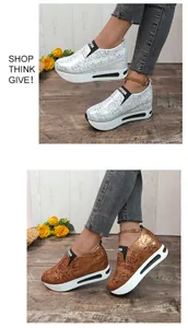 Vista dettagliata delle sneakers con zeppa a stampa serpente da donna in argento.