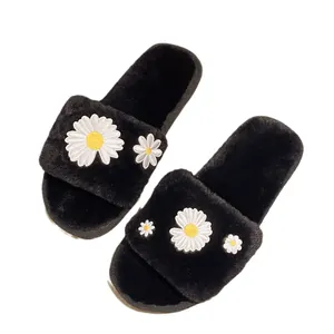 Zachte harige zwarte open-teen slippers voor dames met geborduurde madeliefbloemen