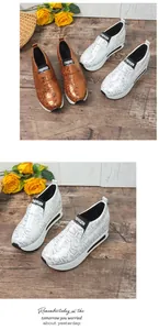 Vista dettagliata delle scarpe slip-on con zeppa da donna e stampa in pelle di serpente