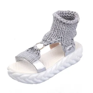 Vue détaillée de sandales compensées en tricot gris clair avec semelle tressée