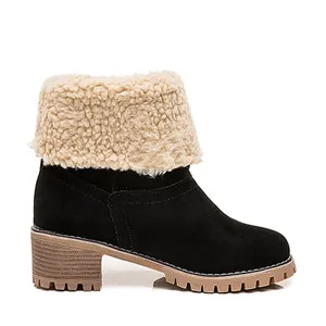 Vista lateral de botines de ante negro para mujer con borde de felpa beige cálido