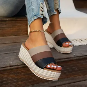 Detalle de sandalias de cuña con plataforma y bloques de color para mujer en madera