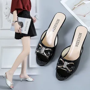 Elegante schwarze Pantoletten mit Absatz, Peep-Toe und glitzernder Strass-Schleife