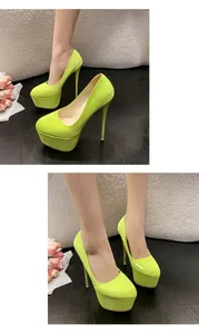 Detailansicht von neongelben 16 cm Plateau-Stilettos, getragen von einem Modell