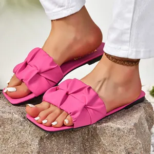 Elegantes chanclas planas rosas con volantes para mujer para playa y vacaciones